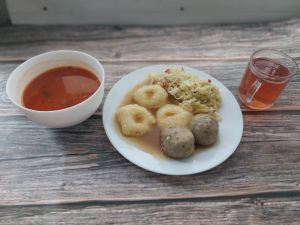 Zdjęcie przedstawia Dietę podstawowaą: Zupa ziemniaczana a'la solferino Kluski śląskie  Klopsik wieprzowy pieczony Sos pieczeniowy Surówka z kapusty pekińskiej z olejem Kompot owocowy z jabłkami